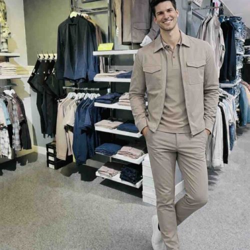 man in winkel met mi piace travel pak in kleur falcon taupe